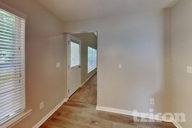 Foto del edificio - 9598 Lakeview Cir