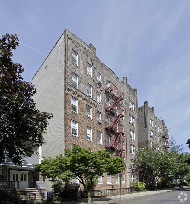 Building Photo - 1530 E 18th St