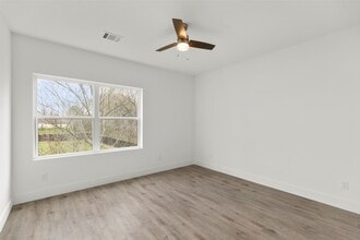 Building Photo - 2202 Wavell St