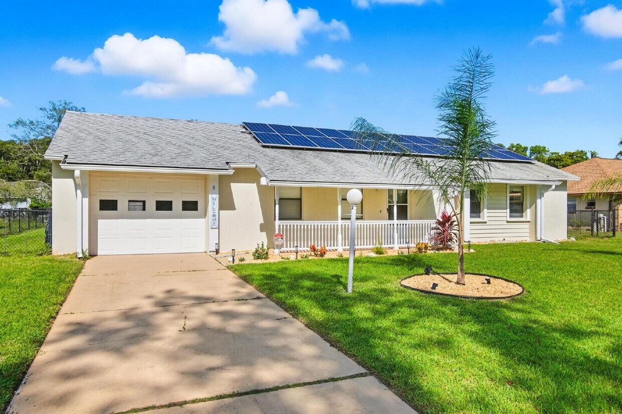 Foto principal - "Charming 3-Bedroom Oasis with 2 Baths on ...