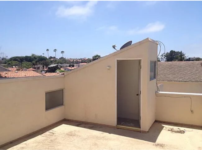 Building Photo - 221 N Juanita Ave