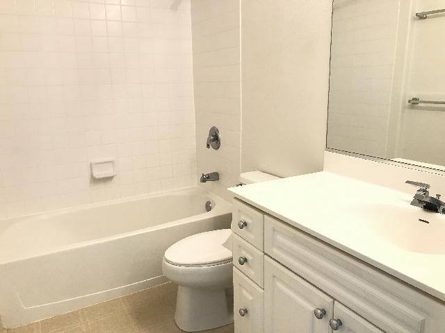 Building Photo - VIEWPOINTE AT WAIKELE 2/2/2 A/C, W/D, lanai