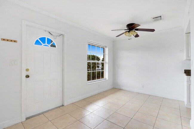 Building Photo - 405 N Cypress Dr