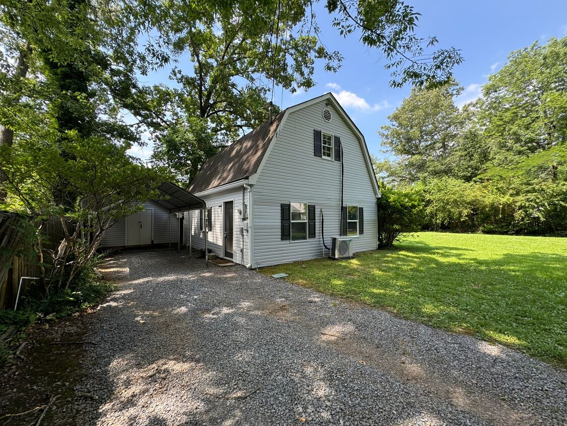 Primary Photo - 1/1 Garage Apartment in Old Summerville Pa...
