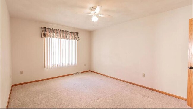 Bedroom - 1000 Pleasantview Ave
