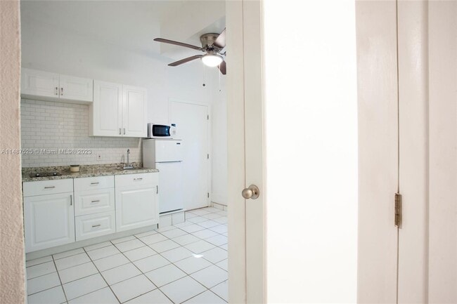 Building Photo - 4720 Pine Tree Dr