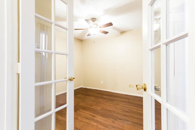 Building Photo - 1704 Oak Creek