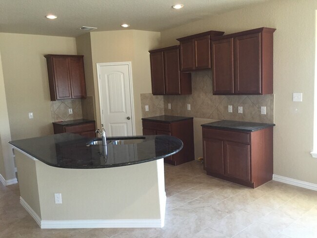 Building Photo - Beautiful 3 bedroom 2 story