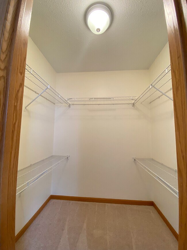 Main bedroom closet - 3243 Dodd Ln