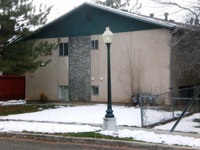 Building Photo - 844 S Roberta St