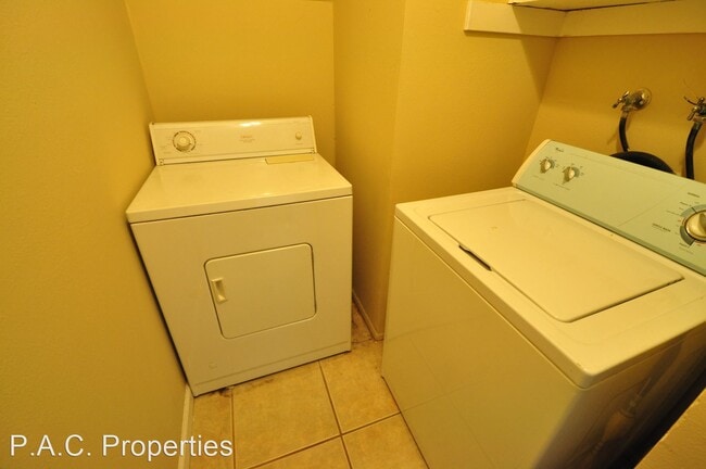 Building Photo - 3 br, 2.5 bath Apartment - 2119 Elsinore S...