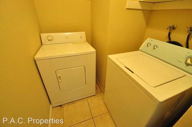 Foto del edificio - 3 br, 2.5 bath Apartment - 2119 Elsinore S...