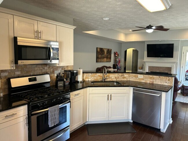 Foto del edificio - POOL Service INCLUDED Beautiful 3 Bedroom, 2 Bath, 2 Car Garage Home in Brookstone subdivision in...