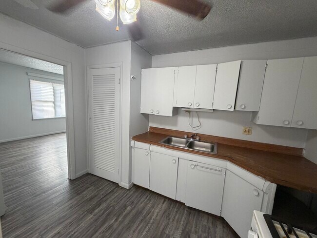 Foto del edificio - 1541 Fairchild-E