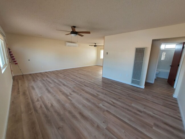 Foto del edificio - 2 Bedroom with 4-Car Garage in Downtown JT!