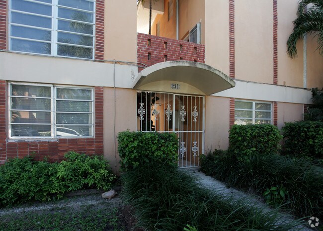 Building Photo - Gables North