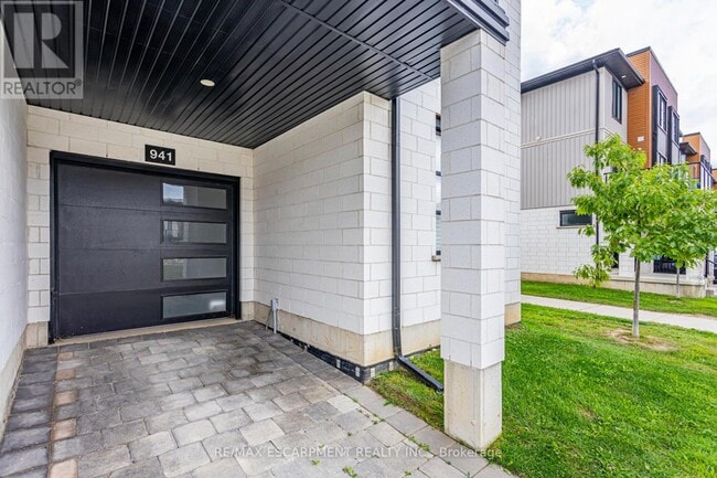 Building Photo - 941 Manhattan Way