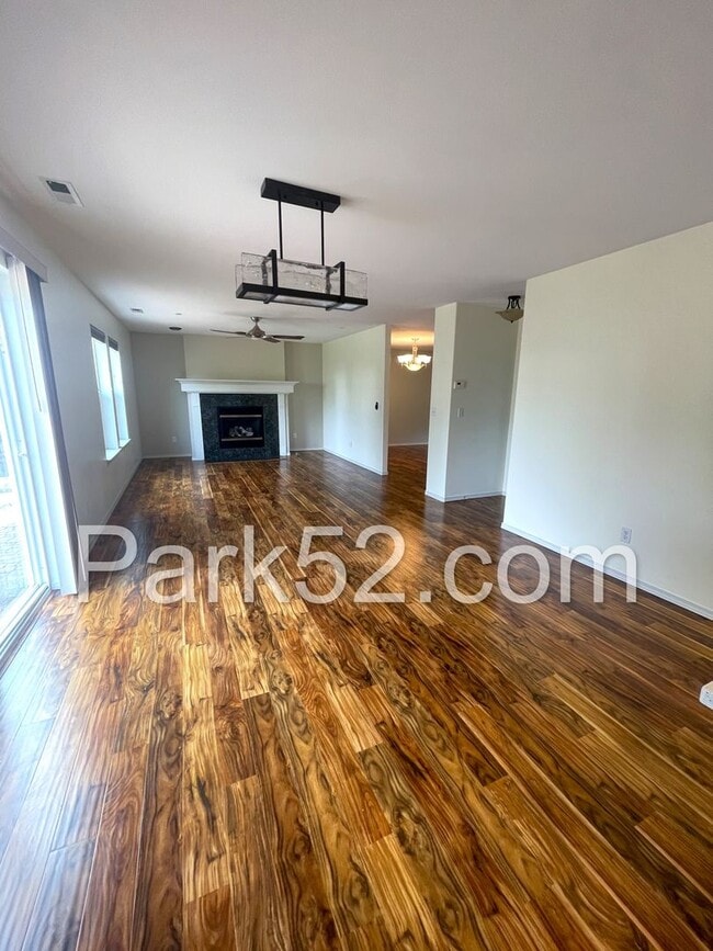 Foto del edificio - Spacious 4 Bedroom Home in DuPont