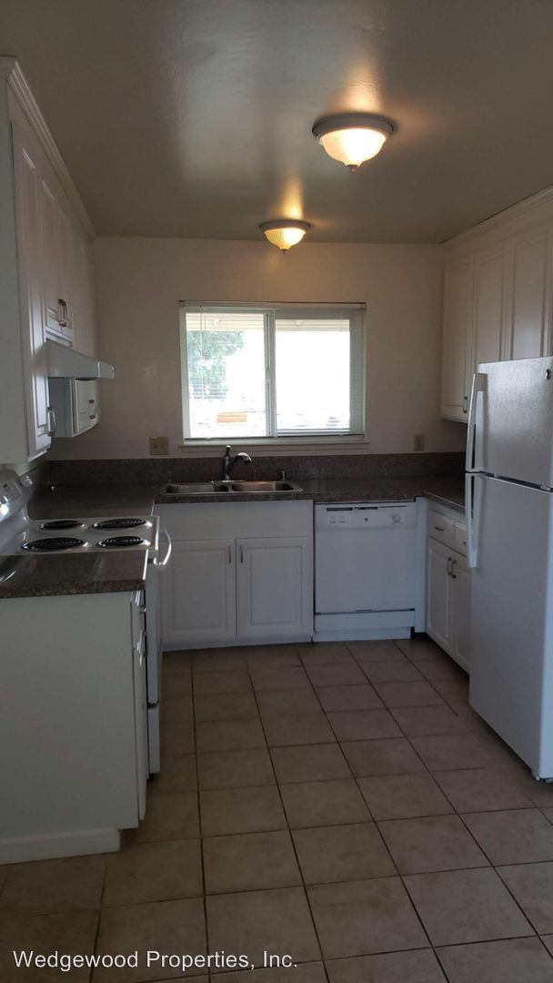 Building Photo - 555 Nido Dr