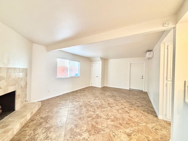 Building Photo - Oxnard | Silver Strand | 1 bed + 1 bath | ...