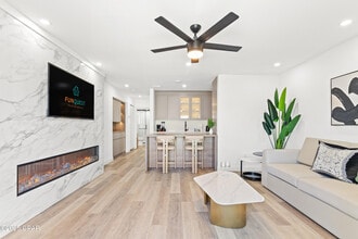 Building Photo - 8115 Thomas Dr