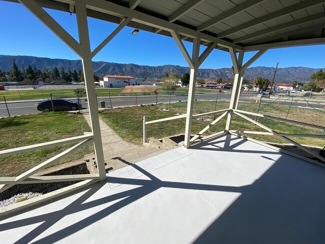 Building Photo - 1009 W Heald Ave
