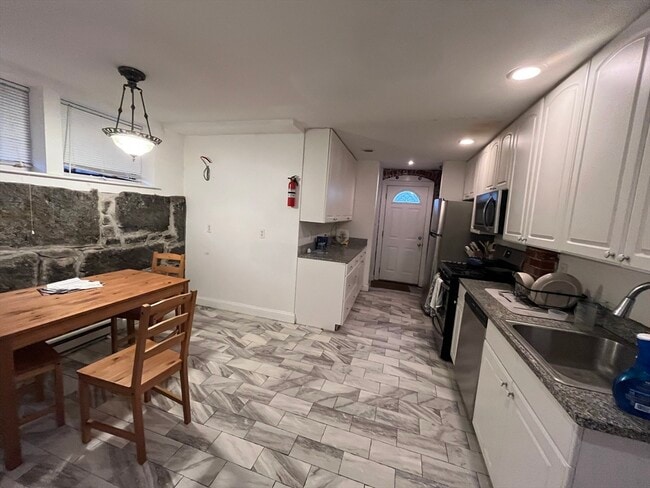 Building Photo - 915 Beacon St