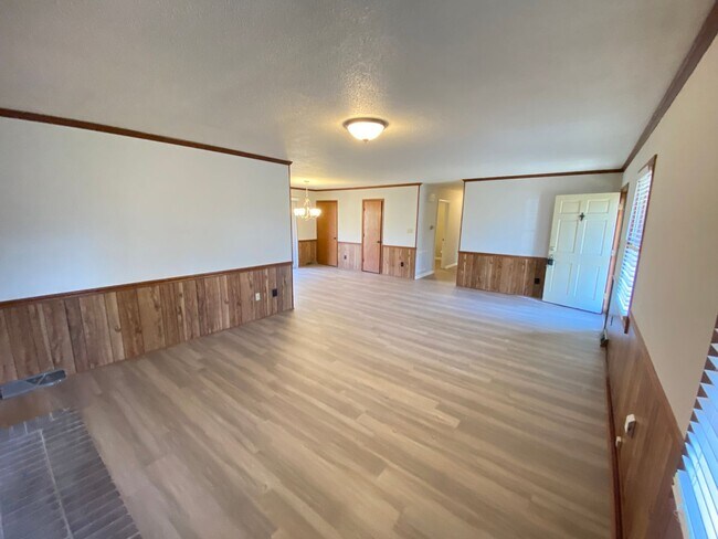 Foto del edificio - 3bed/2bath house on large lot with garage, Minutes from Hwy 73 and I-85, Close to Concord