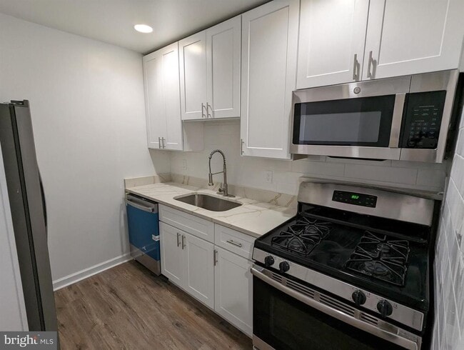 Foto del edificio - Like new top floor unit with fireplace.
