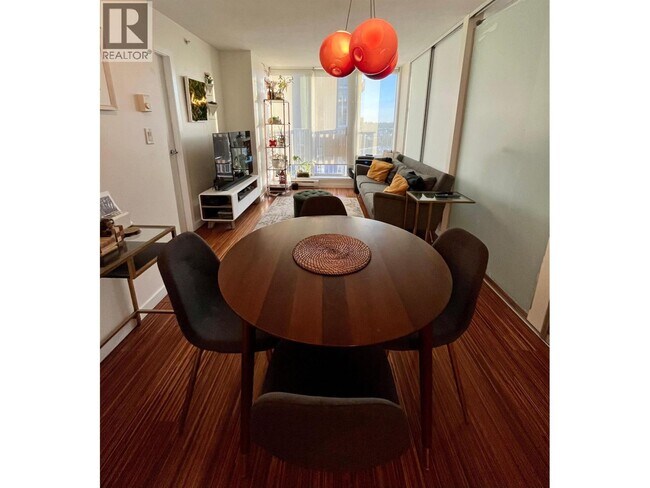 Photo du bâtiment - 328 E 11th Ave