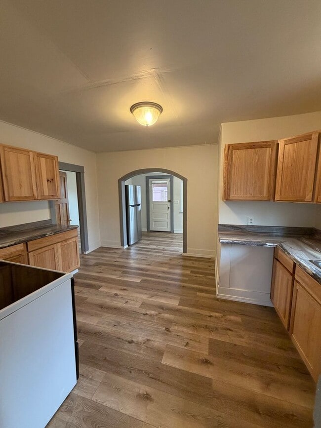 Building Photo - Freshly Renovated 2-Bedroom, 1-Bathroom Home with Fenced Yard