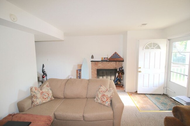 Building Photo - Great 2 level townhouse with HUGE deck