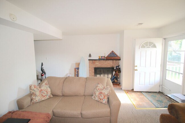 Foto del edificio - Great 2 level townhouse with HUGE deck