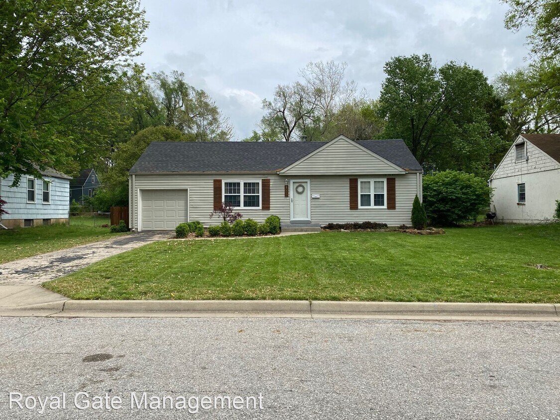2 br, 1 bath House 5025 Canterbury Rd House Rental in Roeland Park
