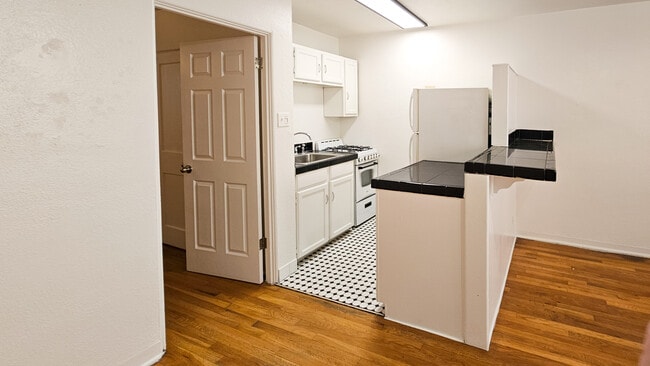 Unit B - Kitchen - Courtyard on Vine