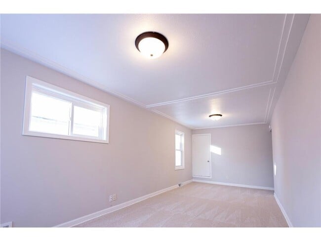 Building Photo - 118 13th Ave S