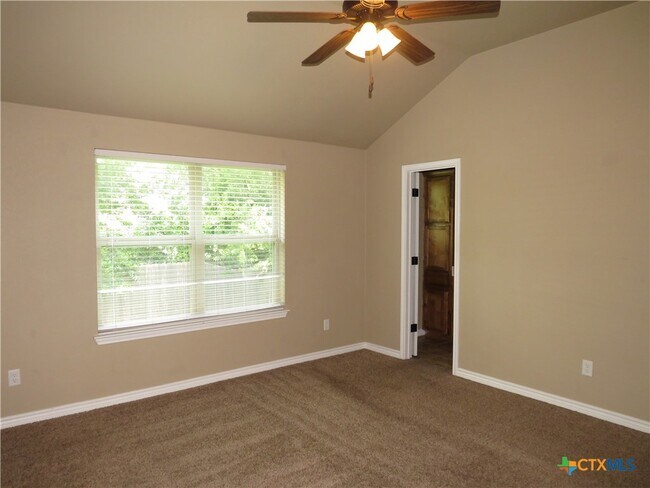 Building Photo - 405 Sladecek Dr