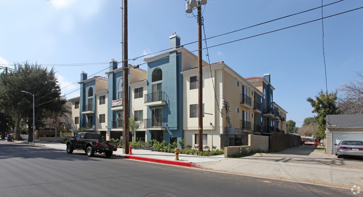 Building Photo - 6825 Baird Ave