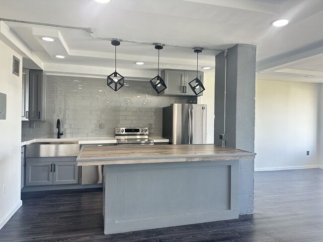 Building Photo - 44 Strawberry Hill Ave