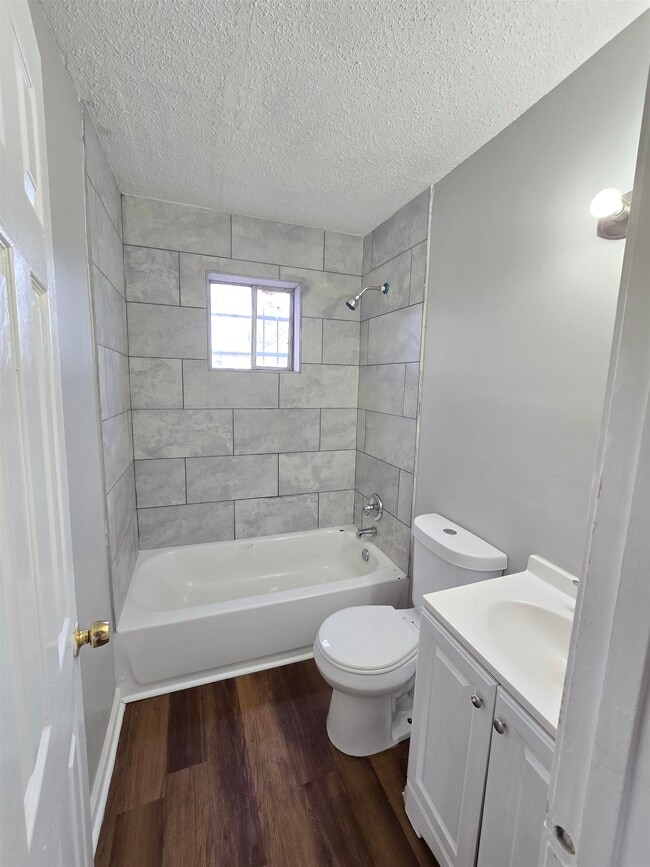 Building Photo - 1024 S Wellington St