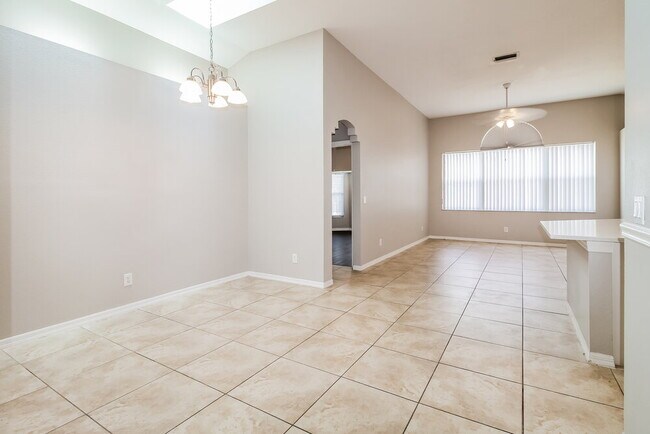 Foto del edificio - 6152 Weatherwood Cir