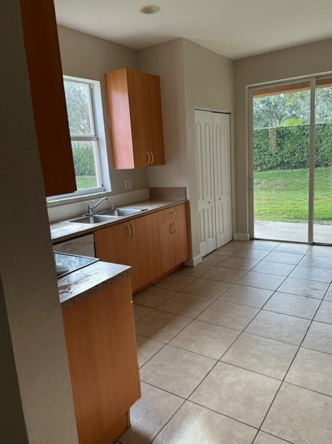 Building Photo - 1008 NE 39th Ave