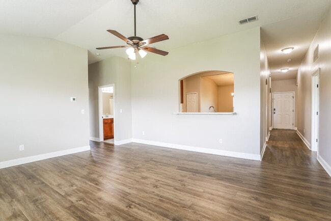 Building Photo - 3163 Pine Haven Dr