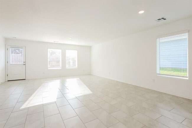 Building Photo - 2213 Sycamore Creek Ave