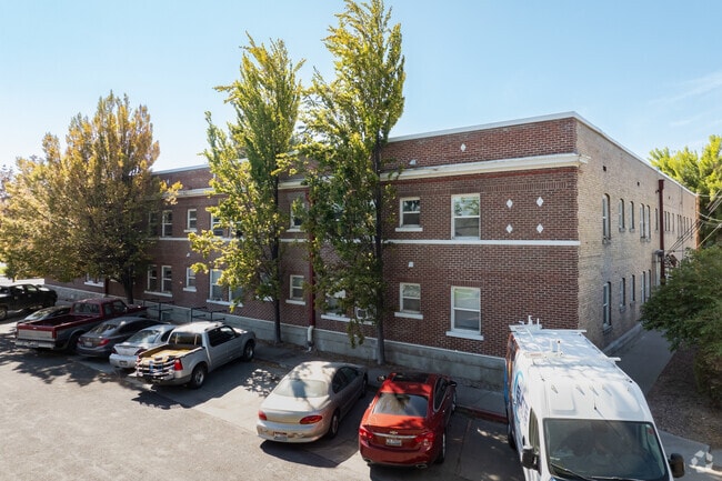 Alternate Angle - Courtyard Apartments