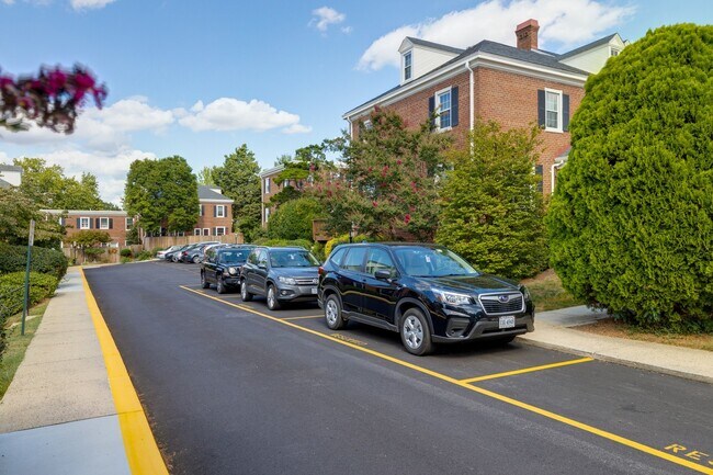 Foto del edificio - Charming End-Unit Townhouse in Fairlington