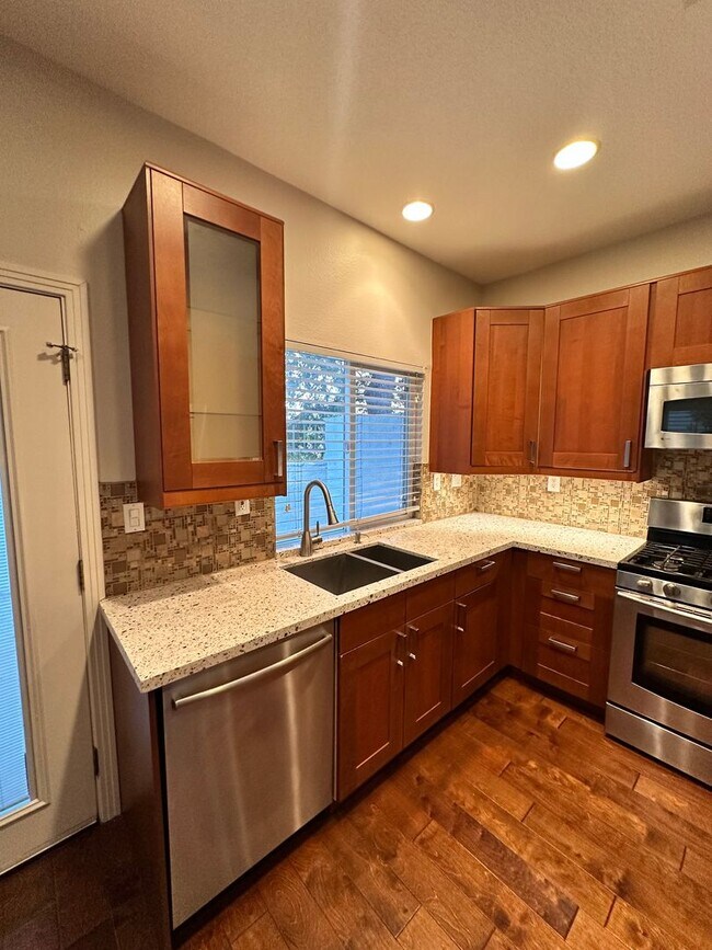 Building Photo - Beautiful 4 Bedrooms, 2 1/4 Bath home in t...
