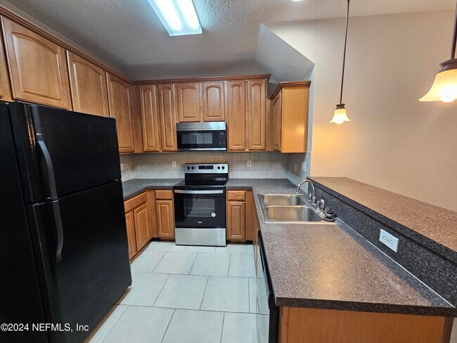 Building Photo - 6070 Bartram Village Dr