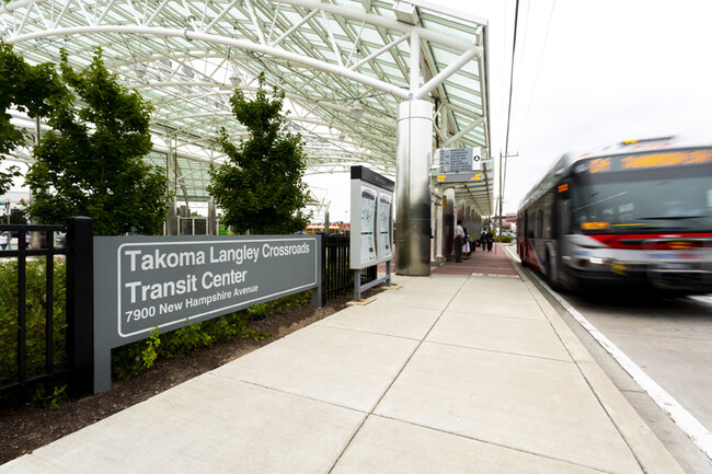 A una distancia a pie de Takoma de la base Langley de Crossroads Transit Center - Liberty Place Apartments