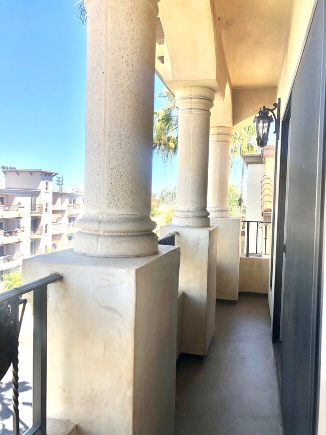 Foto del edificio - 1215 Armacost Ave